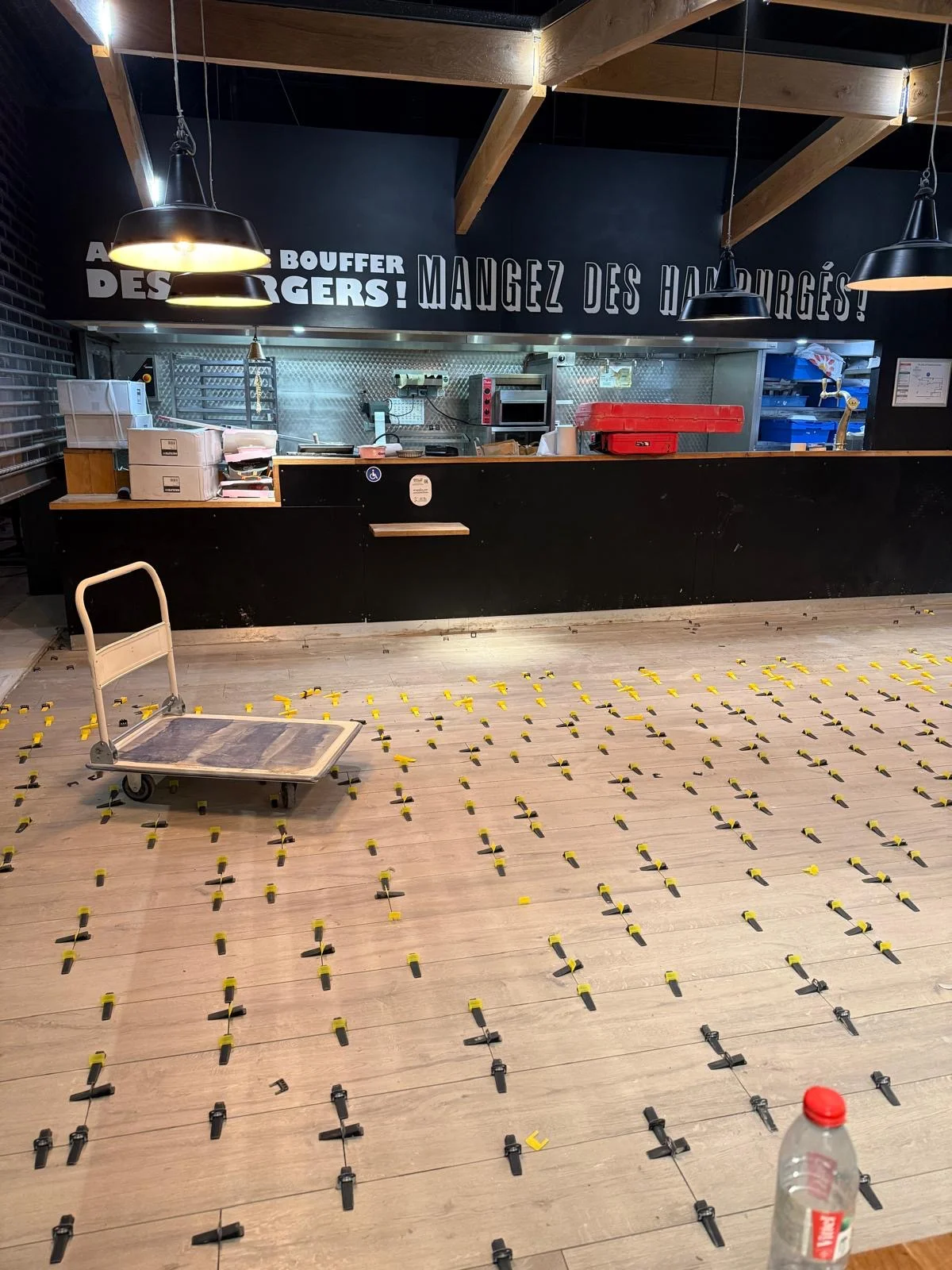 Rénovation commerciale Big Fernand — pose de revêtement sol dans le restaurant, EMS TRAVAUX