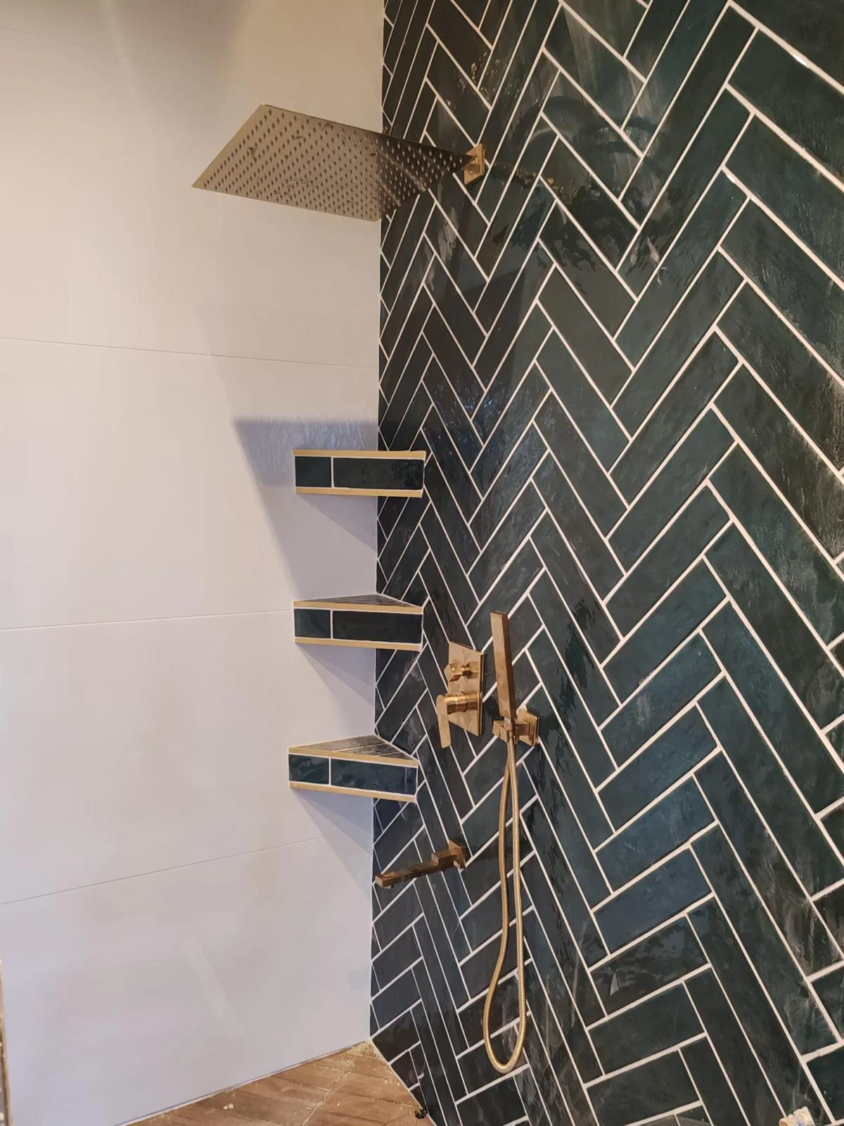 Douche italienne — carrelage vert en chevrons et robinetterie dorée, EMS TRAVAUX