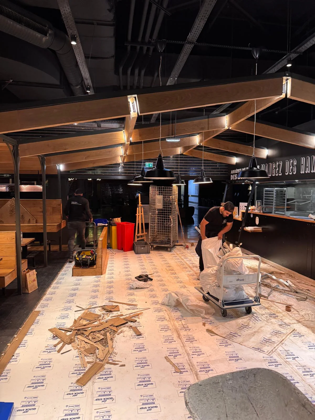 Chantier second œuvre — pose de cloisons et câblage en cours, EMS TRAVAUX