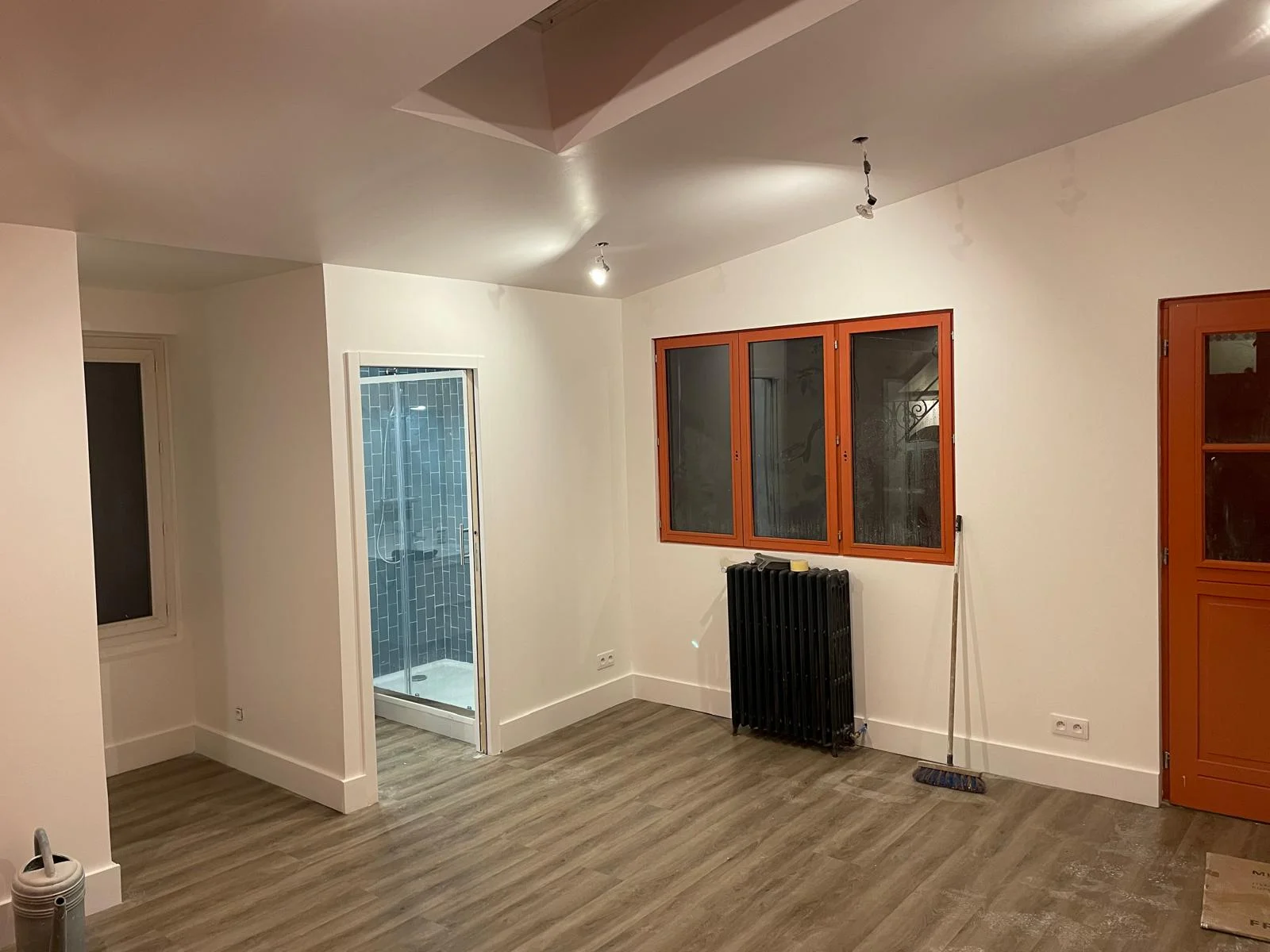 Rénovation appartement — menuiseries, parquet et salle de bain bleue, EMS TRAVAUX