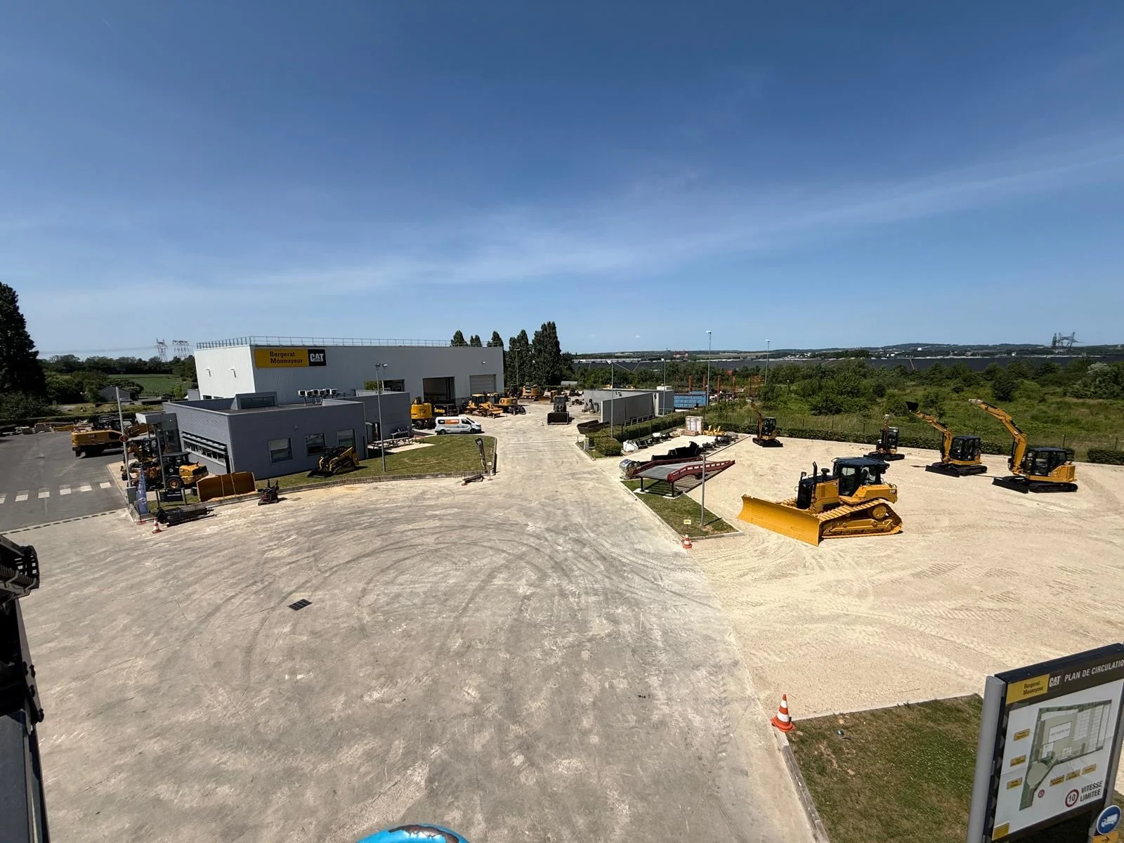 Vue aérienne chantier Groupe Monnoyeur — parc engins CAT, EMS TRAVAUX