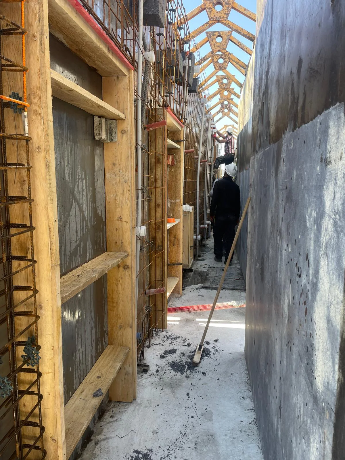 Chantier construction — coffrages béton et ferraillage en perspective, EMS TRAVAUX