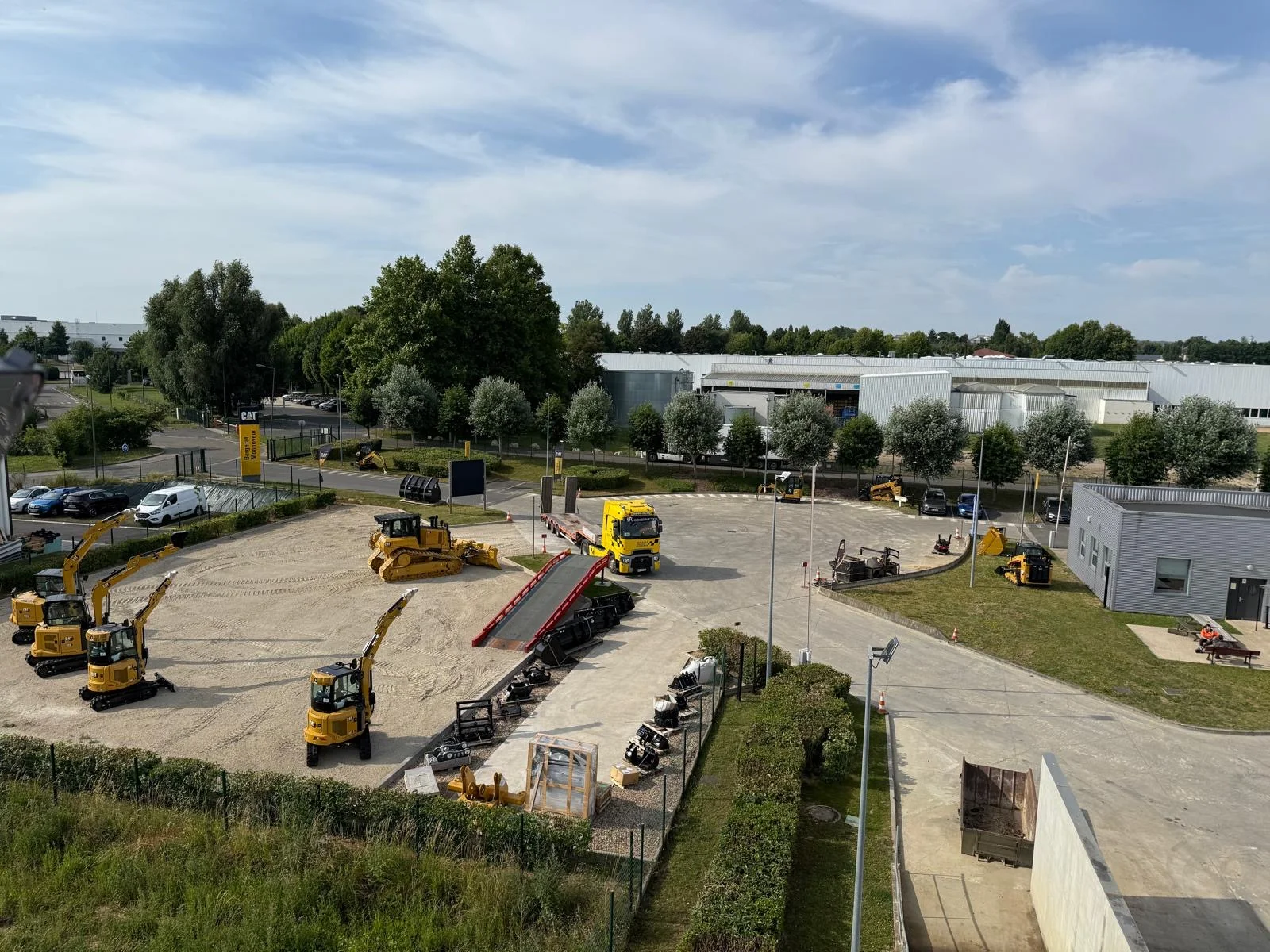 Aménagement extérieur — site Groupe Monnoyeur avec engins CAT, EMS TRAVAUX