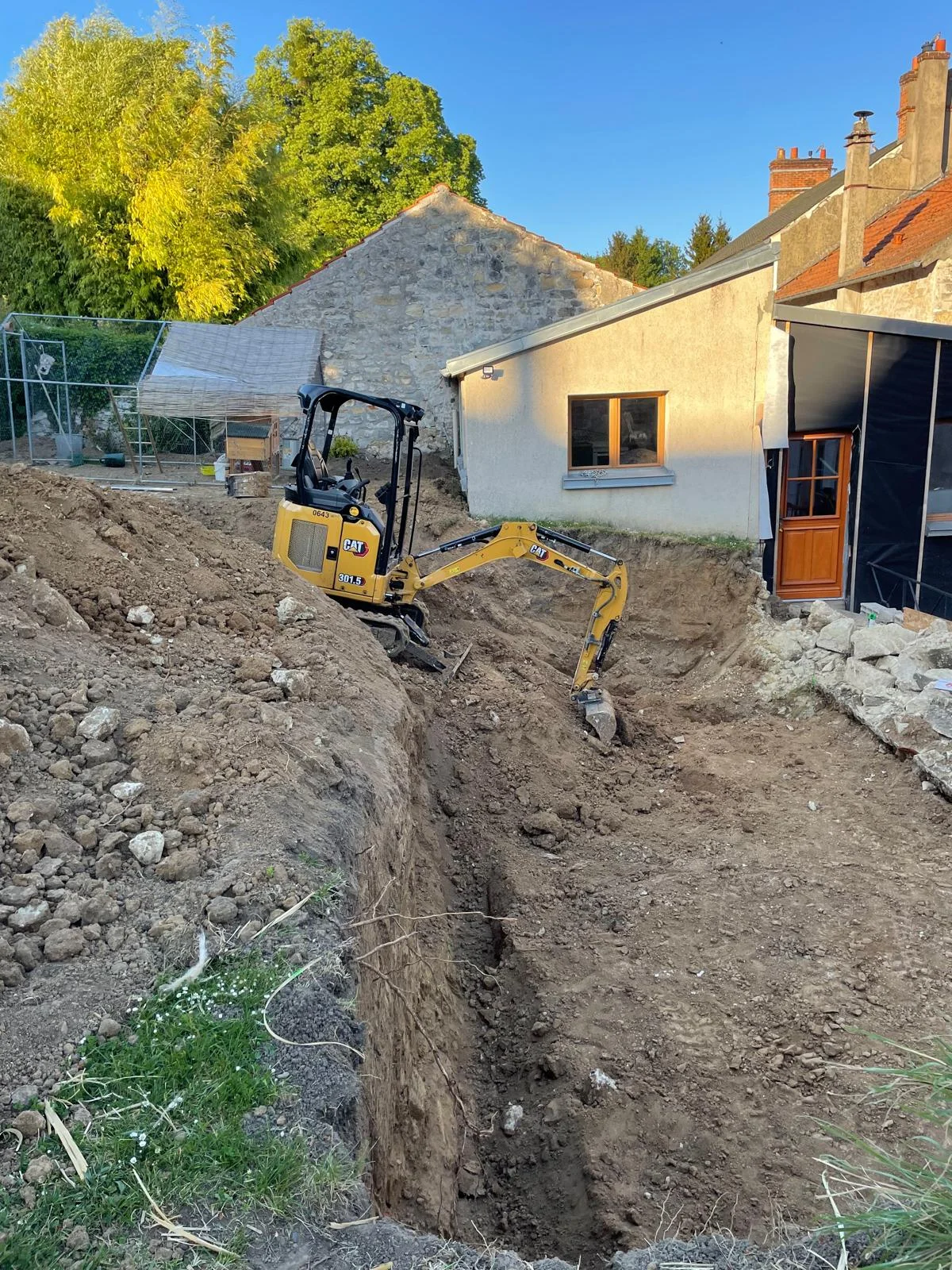 Terrassement extérieur — mini-pelle CAT pour fondations résidentielles, EMS TRAVAUX